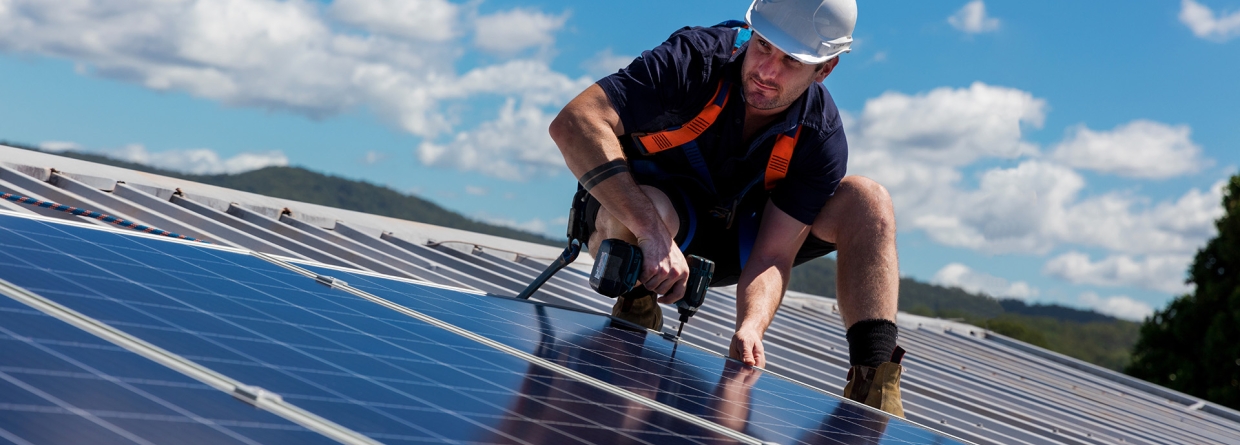 Montuer is. zonnepanelen aan het monteren op een dak